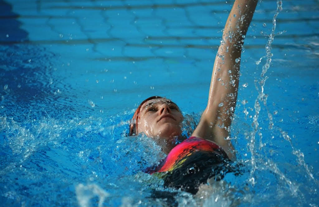 Franziska Gräf: Ausdauer beim Schwimmen und im Tampondruck