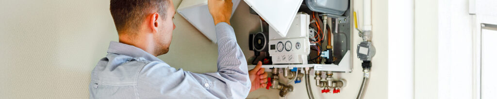 AdobeStock_376527075-Mitarbeiter-Haustechnik