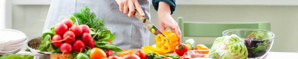AdobeStock_429739792-Mitarbeiter-Kueche-Kantine